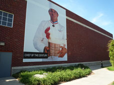 Une affiche géante de Paul Bocuse recouvre la façade du complexe sportif du campus