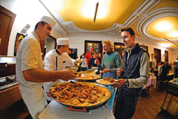 A l'UCPA, la cuisine de type collective joue aussi sur des thématiques et des mises en scène