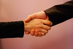 Attention la poigne de main trop molle! Elle est signe de manque de personnalit et/ou de confiance en soi