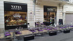 Vingt-quatre couverts supplmentaires en terrasse