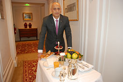 Jehad Al Sayed est chef de rang room service au Plaza Athne