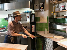 Alex Ivanov est Pizzaiolo au restaurant italien Il Grano, dans le 17me arrondissement