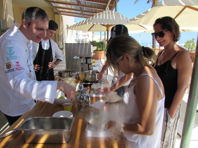 L'hôtel propose des activités de « team building », comme ici un atelier cuisine avec son chef  Jordi Guillem
