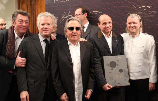 De gauche à droite: Bruno Verjus, Gilles Pudlowski et Gilbert Montagné, fier de présenter la nouvelle carte du Crocodile, déclinée en braille, membres du jury, le lauréat Eric Briffard et Philippe Bohrer lors de la remise de son prix éponyme