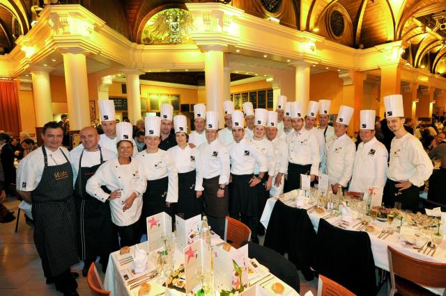 Les chefs et artisans des Etoiles d'Alsace au restaurant Gallia, juste avant de lancer le service
