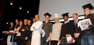 Au terme de sa démonstration, le chef Michel Portos (au centre) a remis leurs précieux diplôme et...