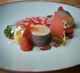 Le Foie gras, fraise et sureau du chef Pascal Lombard, au restaurant étoilé Le 1862 - Les Glycines