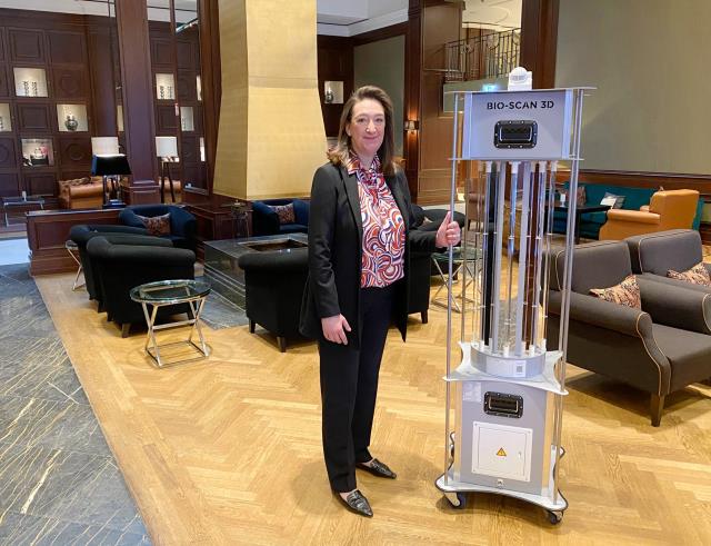 Karina Ansos, directrice générale de l'hôtel Kempinski Francfort, pose avec l'appareil à ultra-violets Bio Scan 3D