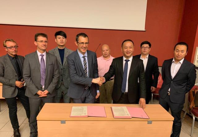 Signature d'une convention Franco-Chinoise autour de Didier Leder proviseur du lycée Bonneveine