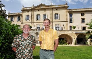 Christophe Tailleur et Philippe Huber au pied du château de Collias qui s'ouvre sur un parce de dix...