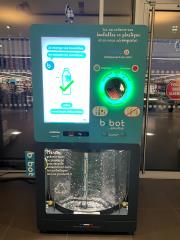 B:bot, créé par la start-up rouennaise GreenBig, transforme les bouteilles en paillettes plastique.