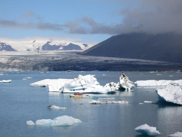Groupe de touristes au bord du glacier Jokularson