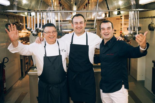 De gauche à droite : les chefs  Laurentino Costa et José Pulido avec leur « directeur gastronomique » Romain Fornell