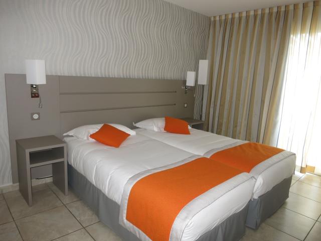 une chambre orange
