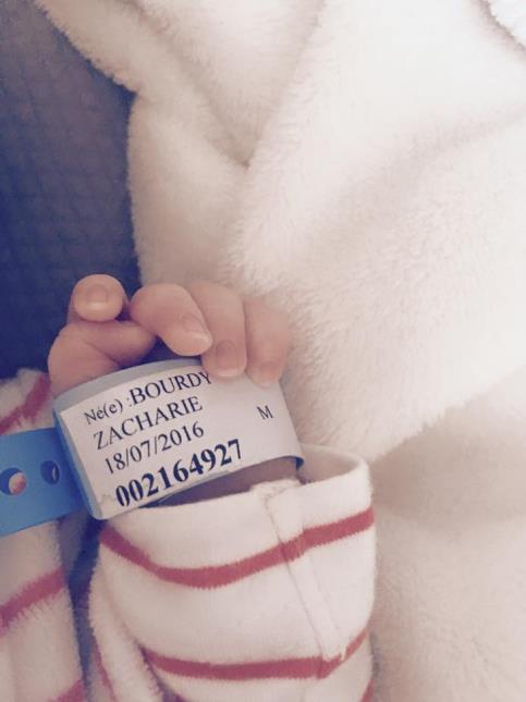 Noëmie Honiat a posté cette photo et ce petit texte sur sa page Facebook : 'Avec Quentin nous avons le plaisir de vous annoncer la naissance de notre petite merveille Zacharie' :