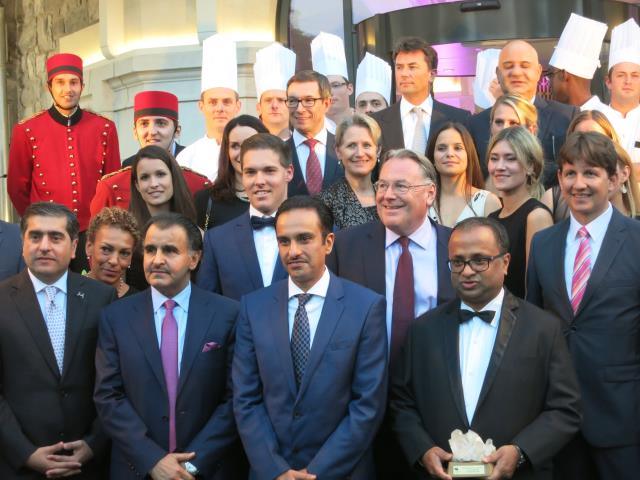 Cheikh Nawaf Bin Jassim Bin Jabor-Al-Thani entouré de  l'ensemble des personnalités qatari et  responsables de l'hôtel