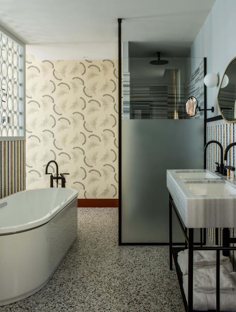 Les salles de bain font la part belle au Terrazzo, au marbre Striato et aux zelliges bleu, blanc et jaune safran créant des lignes graphiques