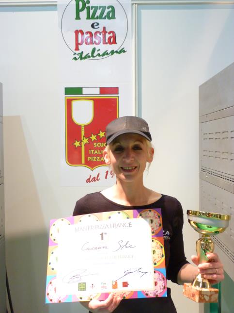 Concours Master Pizza : Sylvie Caudrelier de la Pizza La Nonna à Lestrem (62) remporte le titre de meilleur pizzaïolo français 2012.