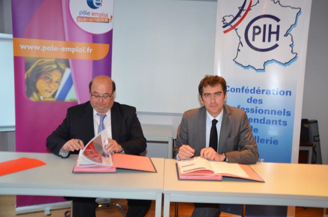 Gérard Guy et Jean Bassières lors de la signature de l'accord-cadre entre le syndicat et Pôle-Emploi.