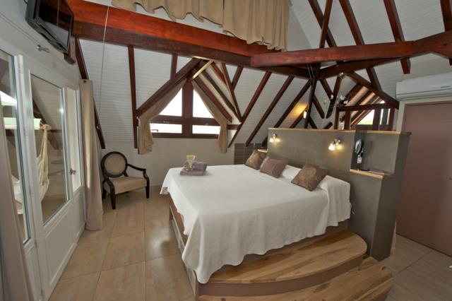 Un design contemporain allié à beaucoup de confort pour la chambre Caramel de Suite Villa.