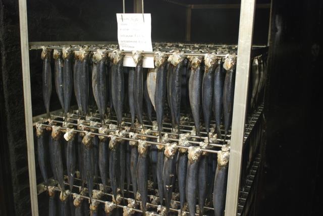 Le hareng est fumé à l'ancienne, dans  des fours à bois de chêne. Le poisson est exposé verticalement à une fumée froide qui ne le cuit pas.