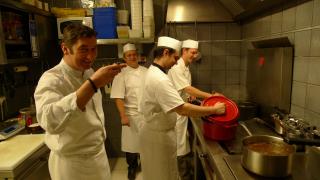 Jean-Claude Leclerc en cuisine avec son équipe de La Suite, Domingos Freitas, Cédric Roy et Dimitri...
