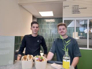 Le chef Adrien Zedda (à gauche) et Théo, l'un des salariés de Culina in Via