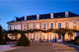 Le Manoir les Minimes, hôtel de charme du 18ème siècle, compte 15 chambres et avait obtenu sa...