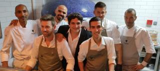 Le chef trois étoiles Mauro Colagreco, entouré de l'équipe strasbourgeoise de la pizzeria Pecora...