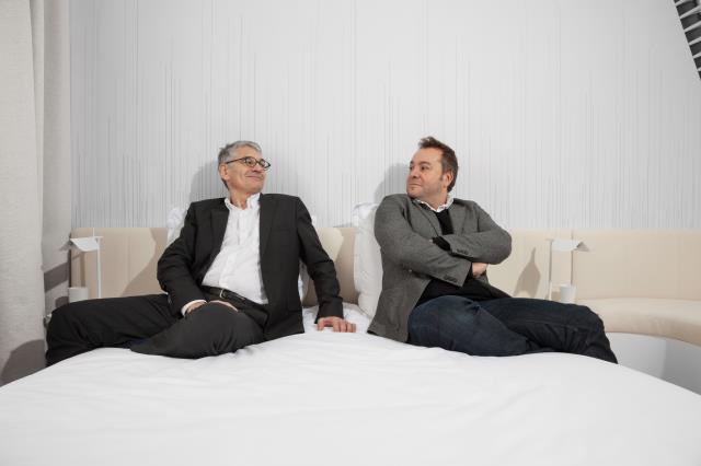 De gauche à droite : Olivier Devys, fondateur de la chaîne Okko Hotels , et le designer Patrick Norguet dans une chambre de l'hôtel Okko de Nantes (44).