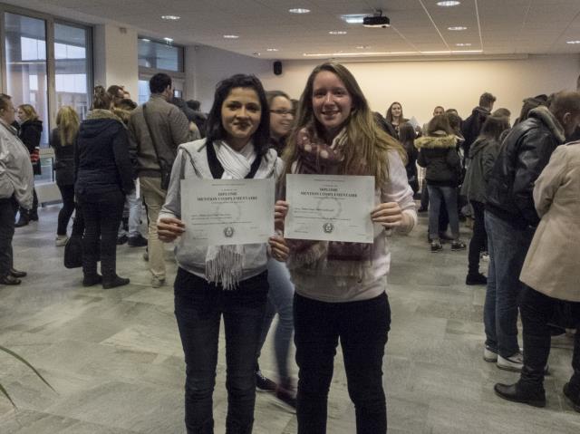 Deux élèves diplômées en 'Mention complémentaire Dessert'