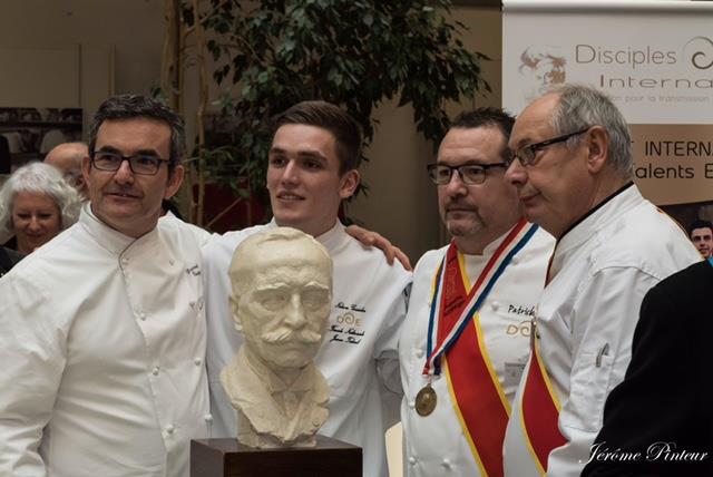 Nelson Gosselin entouré des membre du jury devant le buste mythique d'Auguste Escoffier, symbole de la gastronomie française qui est remis en jeu !