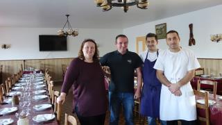 Muriel et Didier Teyssot avec Aurélien Duinat, en cuisine, et Vincent Royer, en service dans la...