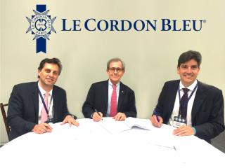 Signature de l'accord officiel : Daniel Faccini Castanho (Anima), André Cointreau (Le Cordon Bleu)...