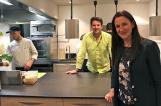 Pascal et Mathilde Favre d'Anne dans la cuisine ouverte de leur « loft culinaire », à Angers (49).