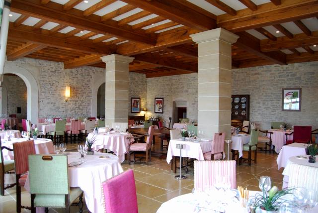 Entre 2009 et 2012 un vaste chantier entrepris au Montrachet a permis de créer 2 salles de restaurant pouvant accueillir au total 70 couverts.