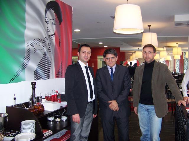 De gauche à droite : Antonio Tonino, le directeur du restaurant, José Paulino, le directeur général du groupe et l'architecte Stéphane Philippard