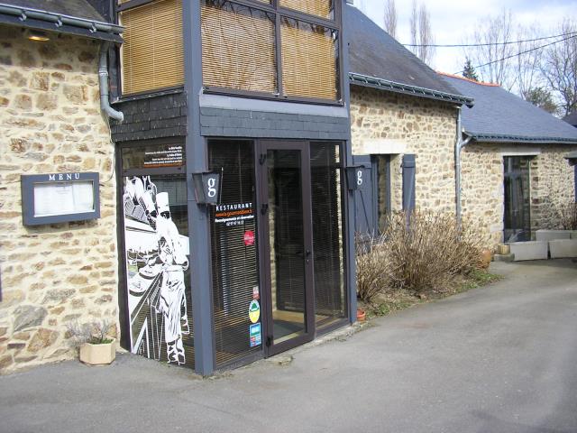 La Gourmandière a élu domicile dans une ancienne bâtisse morbihannaise, avec pierres et poutres apparentes, située à dix minutes à pied de la gare de Vannes.