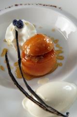 Abricot confit aux épices, glace vanille, émulsion de fromage blanc