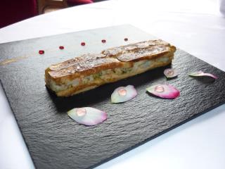 Millefeuille de foie gras poêlé au homard, sa réduction au porto, son disque de pain de mie, une...