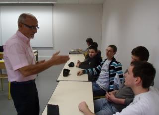 Gérard Cagna devant les élèves du CFA de Tulle