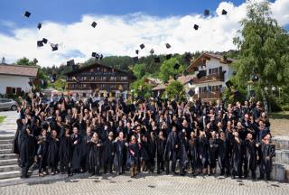 Les 151 diplômés de l'Ecole Les Roches.