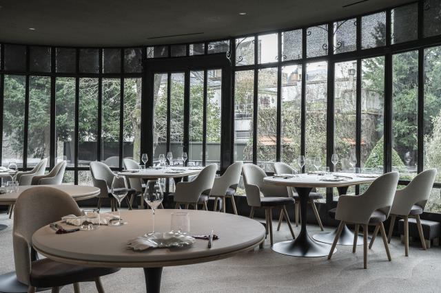 Après six mois de travaux avec Thomas Architecte, Arbane a dévoilé son cadre dédié à la Champagne.