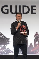 Yannick Alléno reçoit le Prix Michelin du chef Mentor 2024
