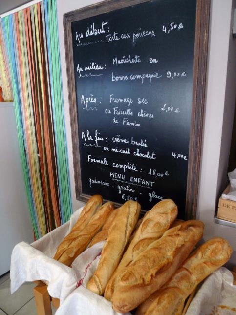Aux Chélines : dépôt de pain, cantine pour les écoliers et menu à 18 euros pour les visiteurs