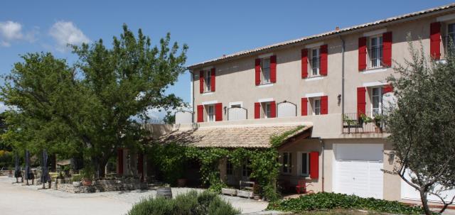Au pied du village de Séguret, le Domaine de Cabasse offre 23 chambres d'un excellent niveau de confort.