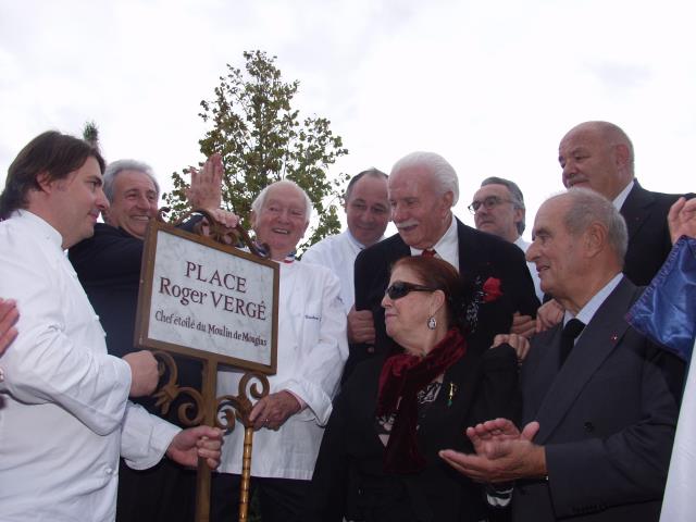 En 2009, la ville de Mougins avait inauguré une place Roger Vergé. Étaient présents : Alain Llorca, Michel Guérard, Gaston Lenôtre, Marc Haeberlin, Roger et Denise Vergé, Alain Ducasse, Pierre Troisgros et Paul Bocuse.