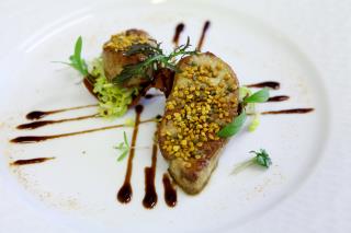 La recette : Escalope de foie gras de canard poêlé au pollen d'Ardèche, tuile croquante au pain...