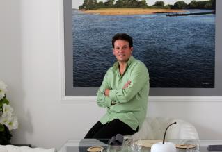 Le chef Pascal Favre d'Anne dans son nouveau « loft culinaire », devant une photo de l'île du...