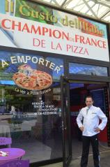Nicolas Ribera affiche son titre de champion de France sur la devanture de sa pizzéria Il Gusto...